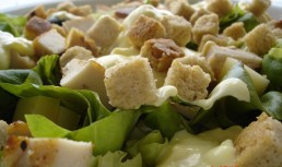 Salata verde cu pui si sos picant de iaurt