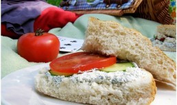 Sandwich-uri cu branza si verdeturi