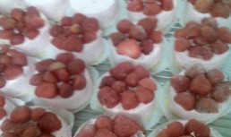 sarlota de iaurt cu capsuni