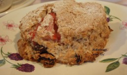 Scones cu capsuni din faina integrala