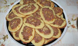 "Sfiha" sau  "Lahm bi'ajin"-Placinte  cu carne -specific tarilor arabe