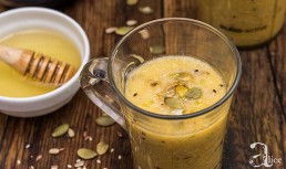 Smoothie cu fructe, seminte si ulei de alune de padure