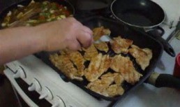 Snitel natur din piept de pui cu legume sotate