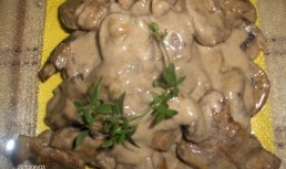 Snitele cu sos de sm^ant^an~a si ciuperci(Bifinhos c/cogumelos)