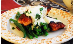 Somon la gratar cu chilli, sos de smantana si fasole verde