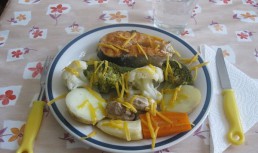 Somon la gratar cu legume la abur (grilled salmon with steamed vegetables)