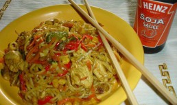 Spaghete cu pui si legume