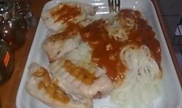 Spaghete cu sos bolognesse si piept de pui la gratar
