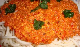 Spaghete cu sos din carne de pui