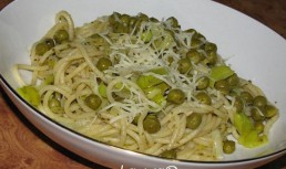 Spaghetti cu praz, mazare si pesto