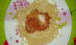 Spaghetti cu sos "ragu"