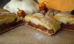 Strudel cu bostan, miez de nuca si fructe uscate