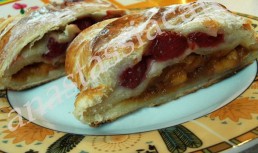Strudel cu capsuna si mar caramelizat