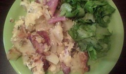 Sufle de cartofi cu bacon si salata verde