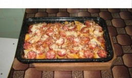 Sufleu de cartofi cu carnaciori