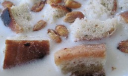 Supa crema de smantana cu crutoane si porumb prajit