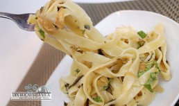 Tagliatelle cu ceapa caramelizata si mustar