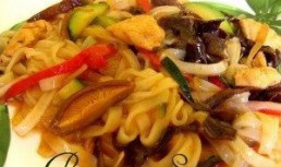 Taietei de orez cu pui si legume