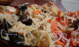 Taitei de orez cu pui si legume