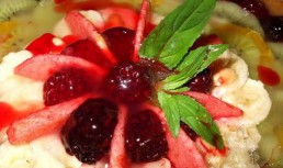 Tarta cu blat pandispan, fructe asortate si alune