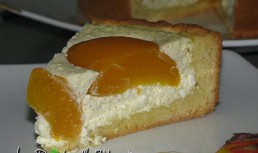 Tarta cu branza aromata cu vanilie si piersici