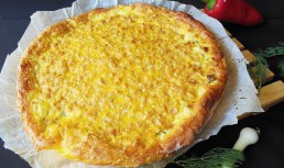 Tarta cu branzeturi si crusta de porumb cu oua