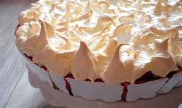 Tarta cu capsuni si bezea