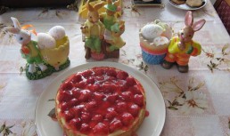 Tarta cu capsuni si crema de branza