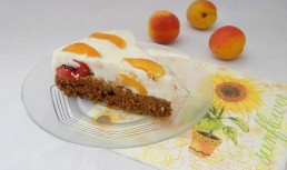 Tarta cu crema de iaurt si caise
