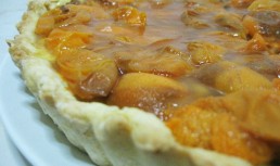 Tarta cu crema de vanilie si caise