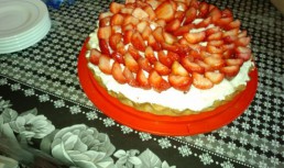 Tarta cu crema si capsune