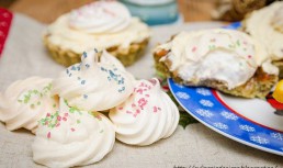 Tarta cu crusta de mac, crema de mascarpone si bezea