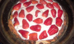 Tarta cu frisca si capsune