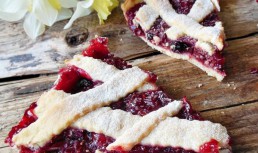 Tarta cu fructe de padure si visine