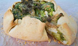 Tarta rustica cu br^anza de vaci si broccoli