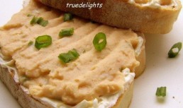 Tartine cu branza si crema de fasole