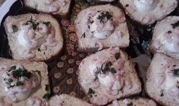Tartine cu unt si creveti decorticati (pentru 4 persoane)