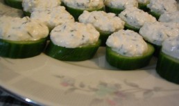 Tartine de  castravete cu branza si smantana