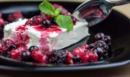 Terina de ciocolata alba cu fructe de padure