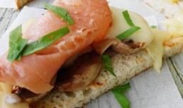 Toast cu ciuperci la grill si somon fume