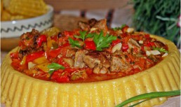 Tocăniță de ardei cu roții și carne de vită