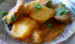 Tocanita de cartofi cu carne de porc si cimbru