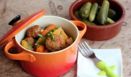 Tocanita de cartofi cu morcovei si perisoare