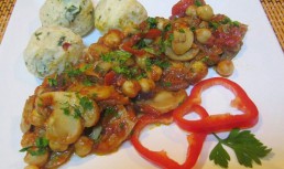 Tocanita de naut cu ciuperci rosii si galuste bavareze