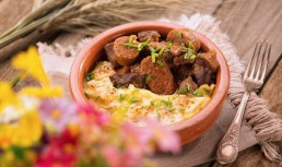 Tochitura de berbecut si carnati de oaie