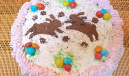 Tort alb negru cu crema de martipan capsuni si frisca