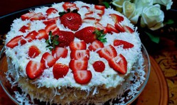 Tort cu ananas, frisca, cocos si capsuni