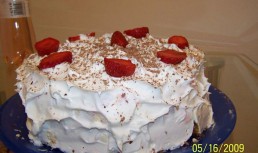 Tort cu branza, biscuiti si fructe