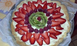 Tort cu crema si fructe