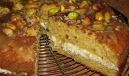 Tort cu fistic, crema de vanilie si topping de caramel